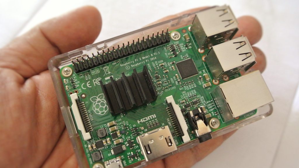 Der Raspberry Pi liegt auf einer offenen Handfläche