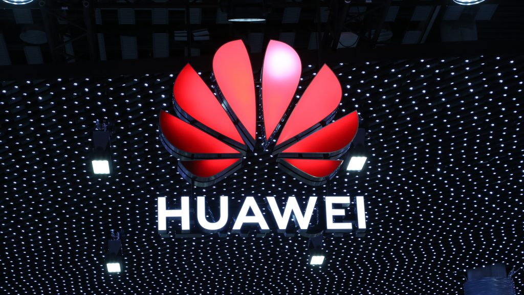 Das Huawei-Logo in einer großen Halle