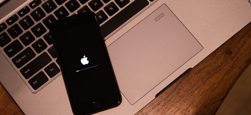 iPhone, das gerade Updates installiert