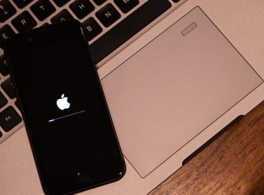iPhone, das gerade Updates installiert